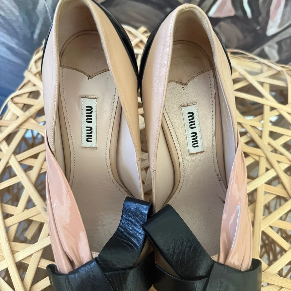 Miu Miu Patent Leather Bow Pointed Toe high heel Pumps two tone size EU 38 US 8